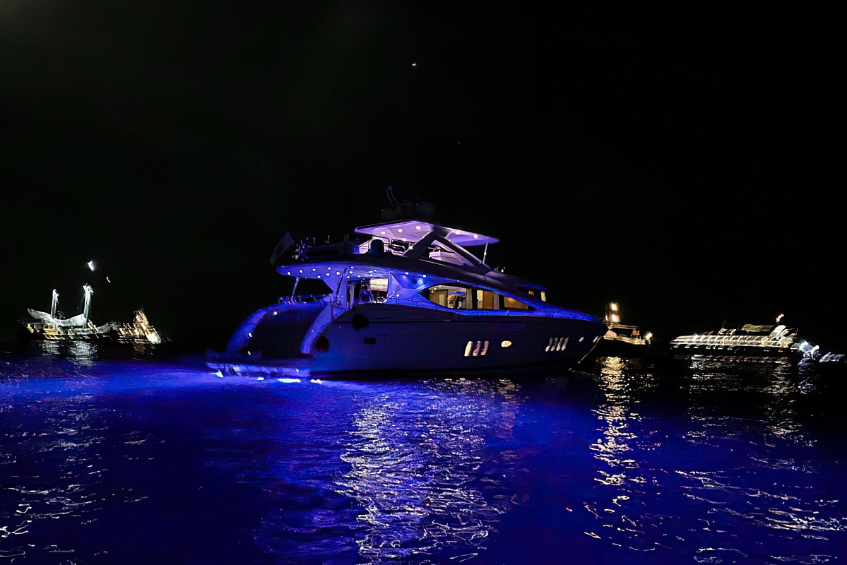 Продается моторная яхта Sunseeker 86 - подводная подсветка